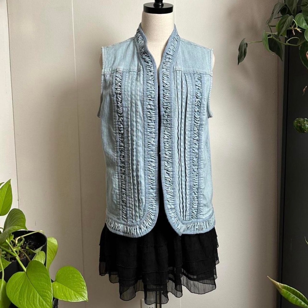 Chicos Platinum Light Blue Denim Ruffle Vest Pintuck Hook Closure Size 2 Large